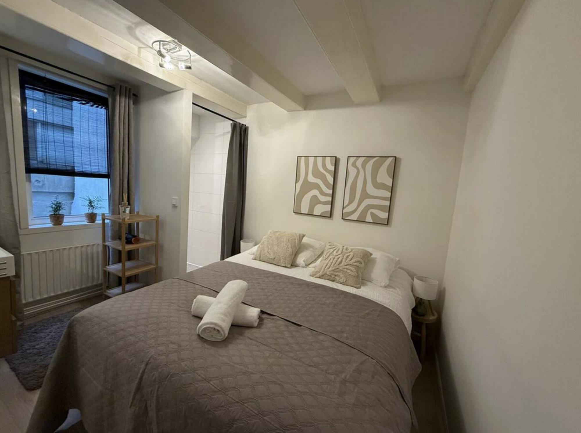 Chic Rembrandt Flat Near Bars, Cafes, Museums
